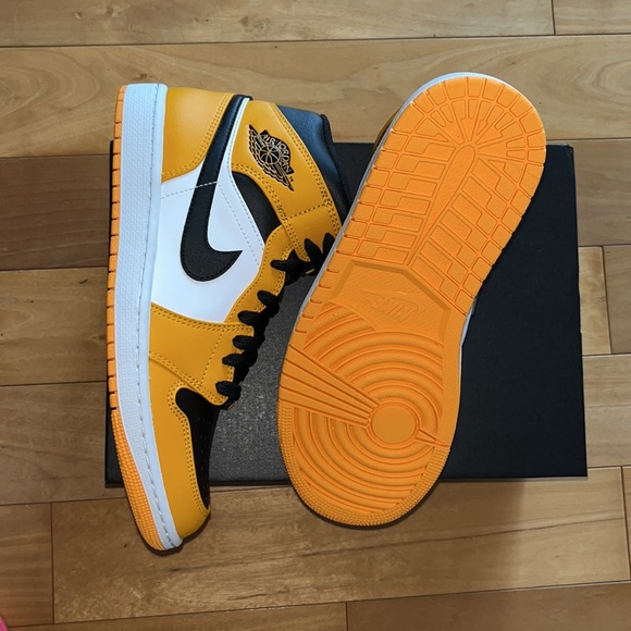 Air Jordan 1 Mid Shoes in TAXI/BLACK Combo 💛🖤 - Picture 7 of 14